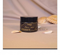 Crema per pelle normale . Per viso e collo decolletè. Morbida, facile da prendere con la sua palettina. Fragranza fantastica. Per voi Donne, una volta al giorno.